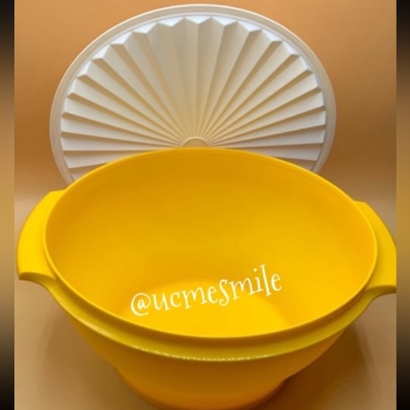 Tupperware Jumbo Yellow Servalier Salad Bowl - Picture 2 of 3